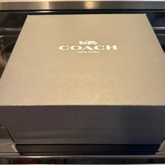 2024 Coach Black Leather Shoulder Bag With Kiss Turn Lock - New - Picture 12 of 12